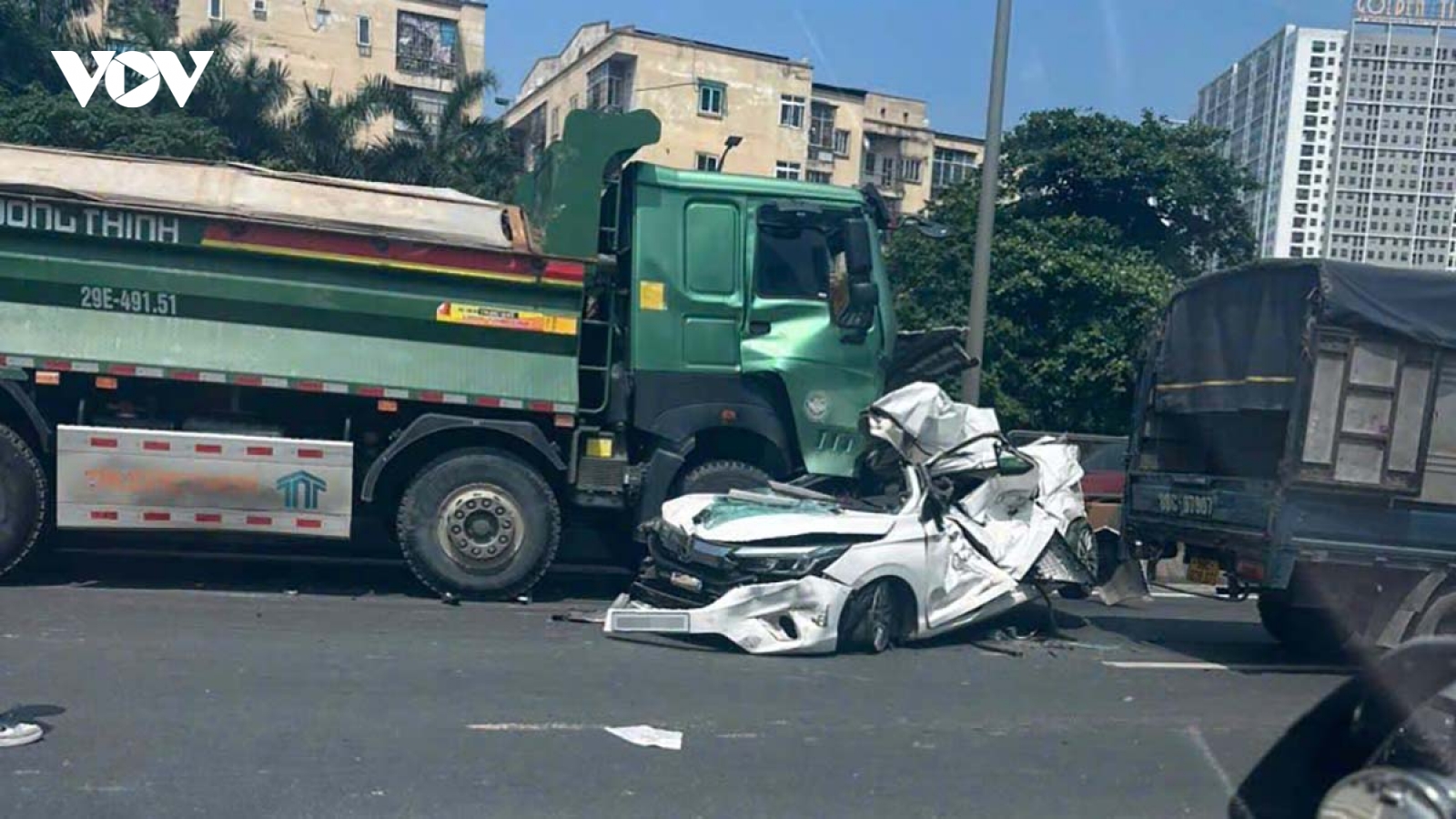 Ô tô con bẹp dúm sau tai nạn liên hoàn trên Vành đai 3, tài xế may mắn thoát chết