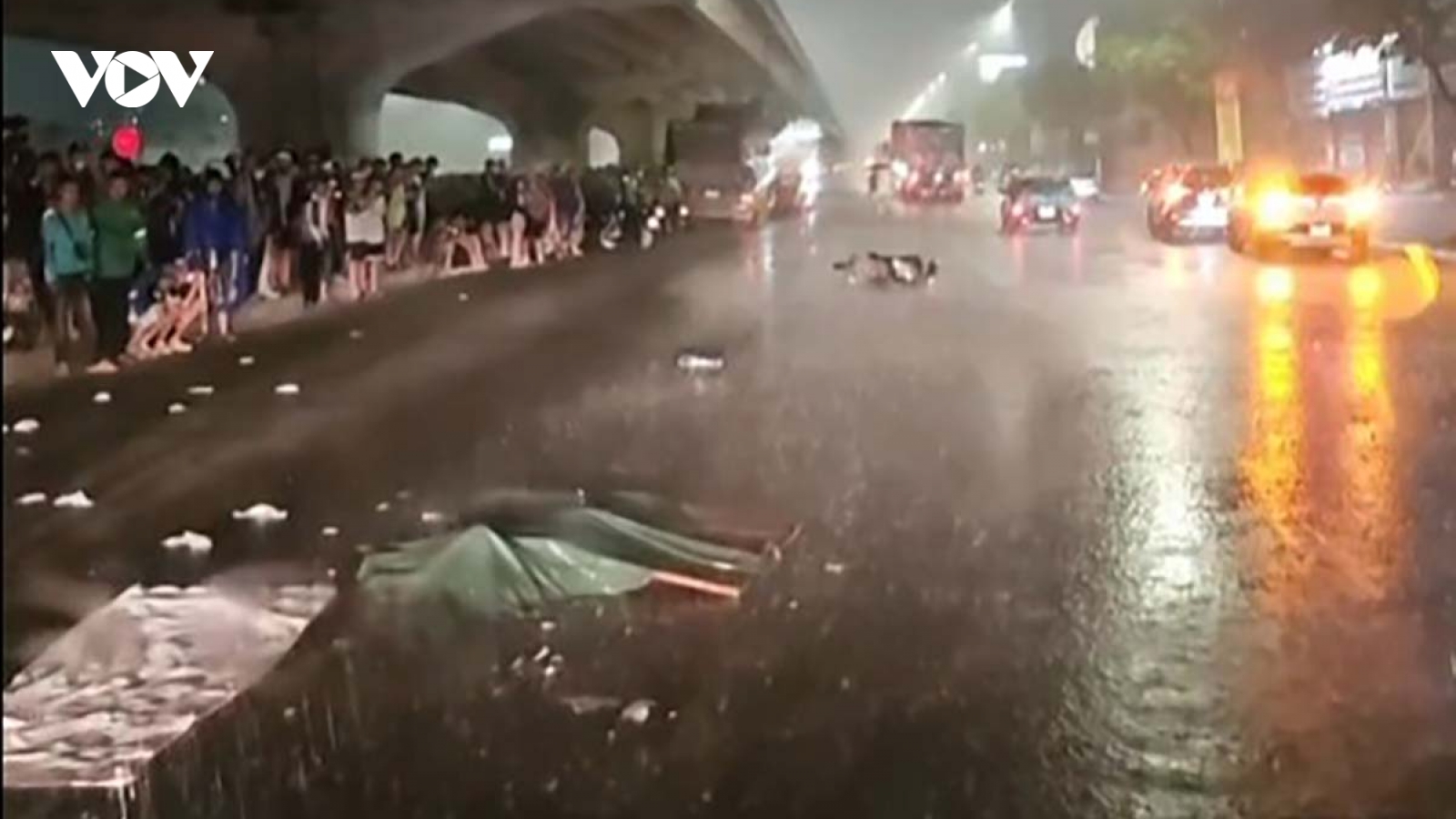 Xe máy va chạm với ô tô trên đường Nguyễn Xiển khiến 1 người tử vong giữa trời mưa