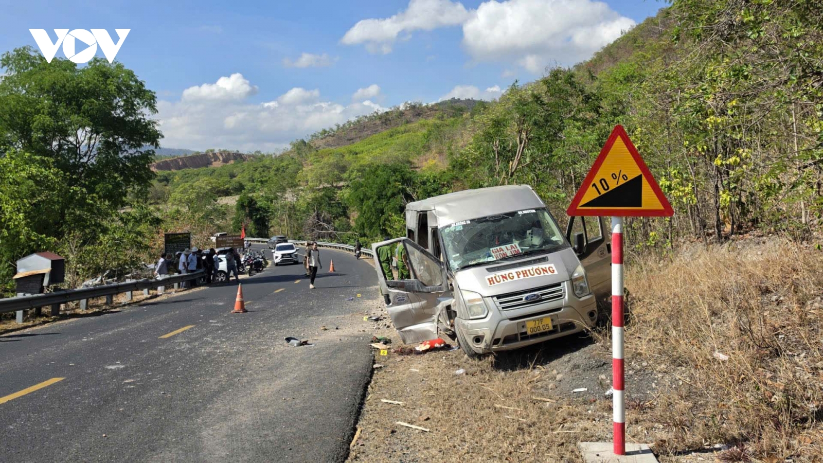 Xe khách mất lái trên đèo Tô Na (Gia Lai), 3 người thương vong