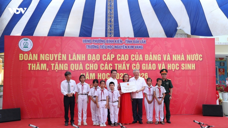 Nguyên lãnh đạo Chính phủ trao học bổng tặng học sinh vùng khó Đắk Lắk