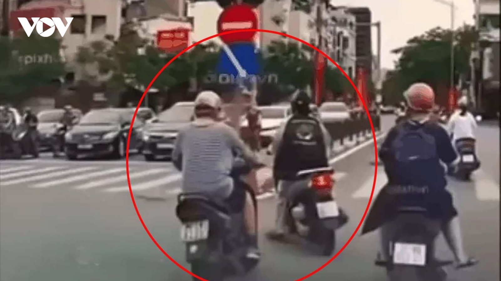 CSGT Hà Nội xác minh, truy tìm cô gái tạt đầu xe máy gây tai nạn rồi bỏ chạy