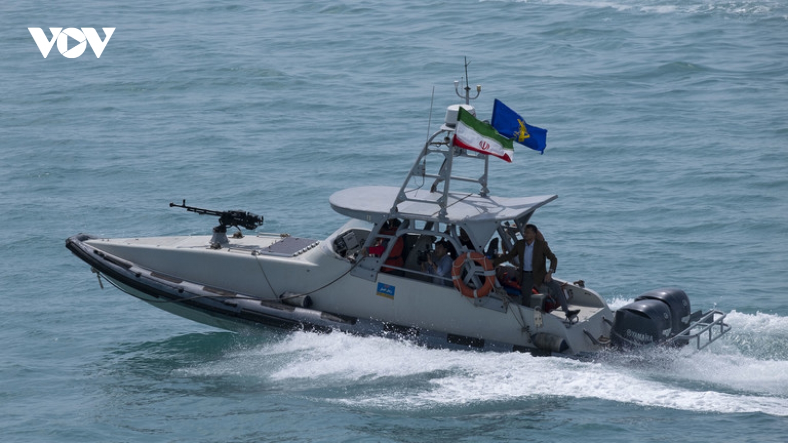 Truyền thông Iran: Máy bay Mỹ tấn công tàu IRGC gần eo biển Hormuz