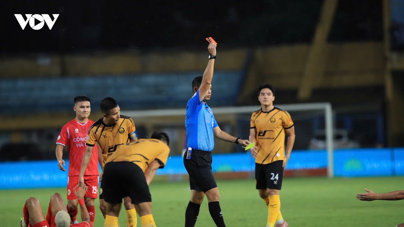 V-League 2025/2026 cán mốc gần 700 thẻ vàng: CAHN vô địch sớm, đua trụ hạng căng