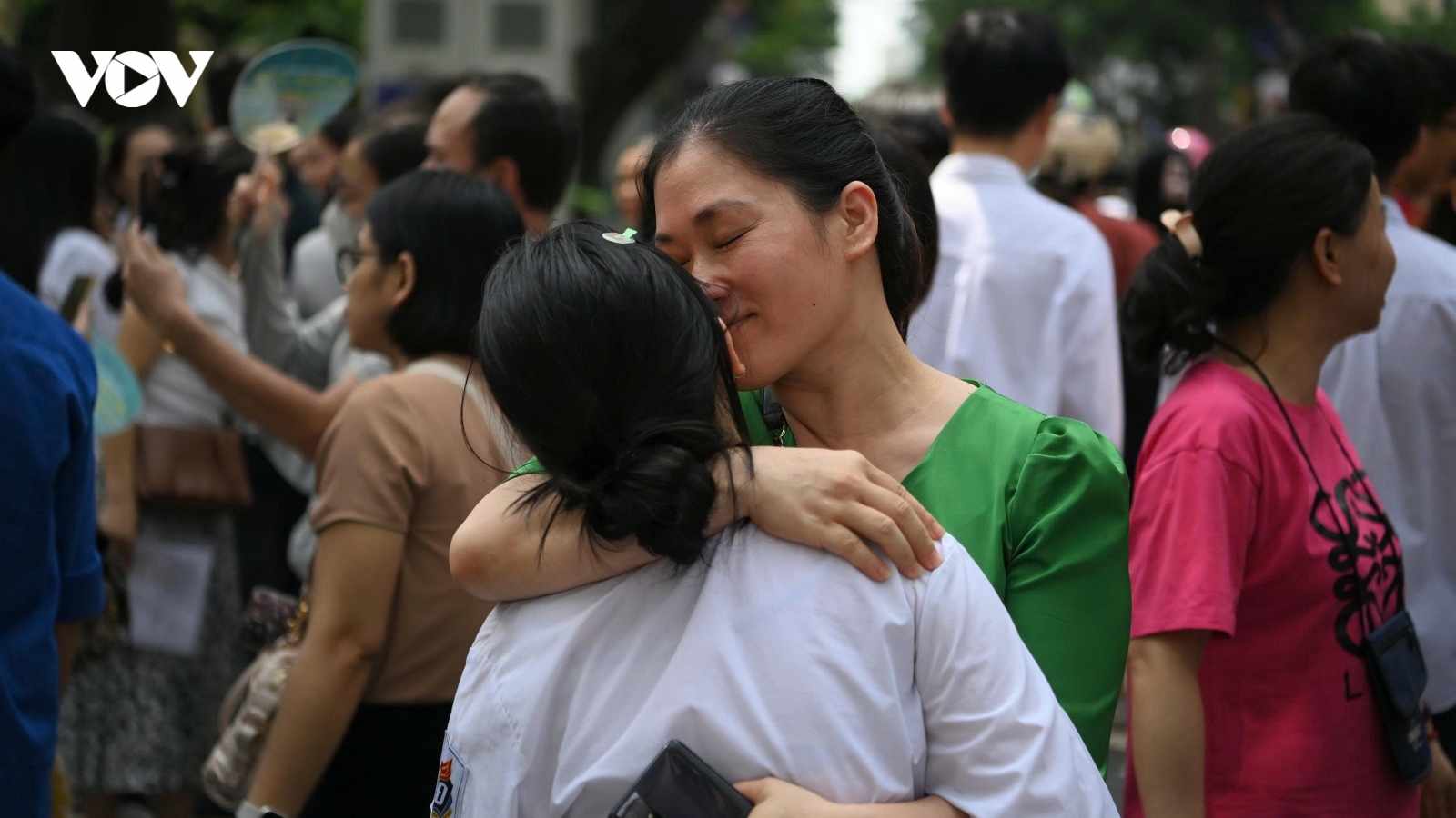 Thi không để loại học sinh, áp lực lớp 10 vẫn tăng do thiếu trường công