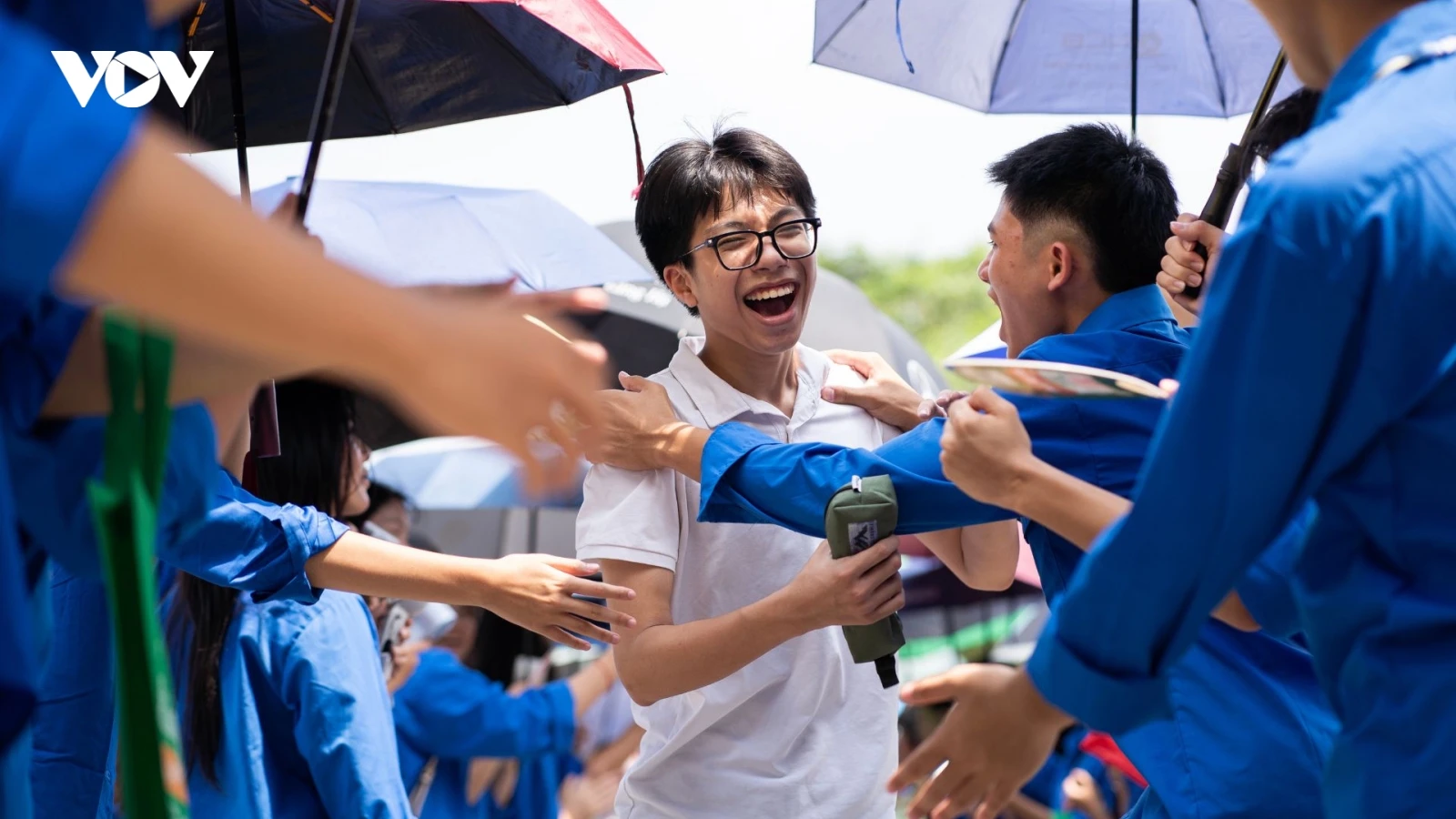 Nước mắt, nụ cười của thí sinh sau khi kết thúc kỳ thi tuyển sinh lớp 10 Hà Nội