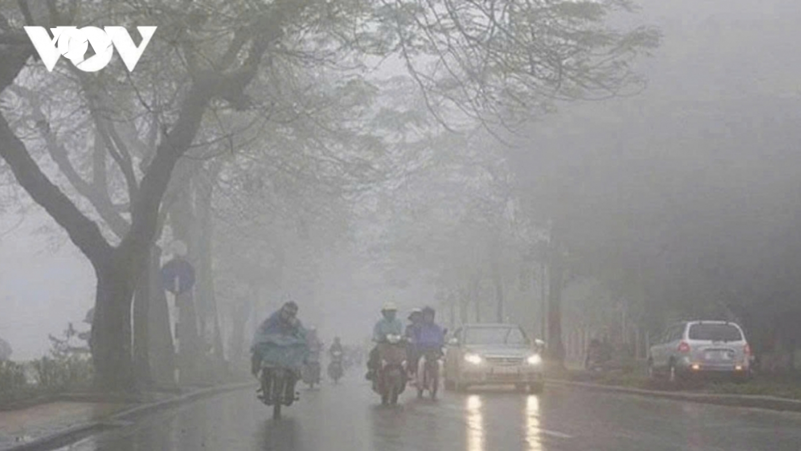 Cảnh báo mưa dông kèm lốc sét, mưa đá ở nội thành Hà Nội