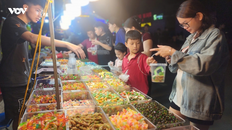 Phố đi bộ hút khách cuối tuần, vì sao phụ huynh vẫn “né” đồ ăn vặt cho trẻ?