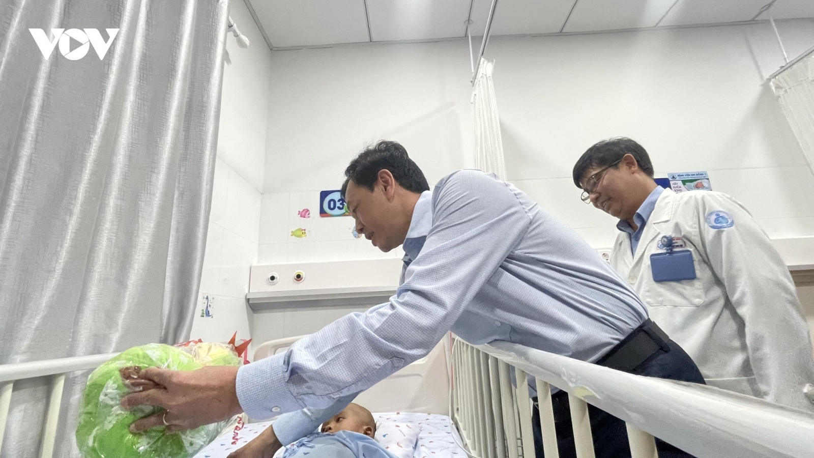 Thứ trưởng Bộ Y tế thăm bé trai bị mẹ ruột và người tình bạo hành