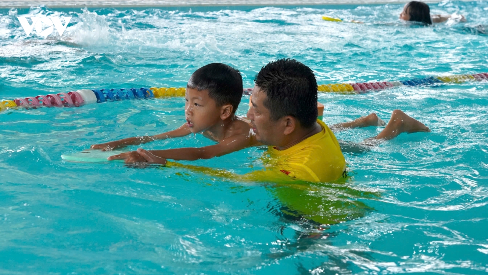 Dạy bơi trong nhà trường giúp phòng, chống đuối nước cho học sinh