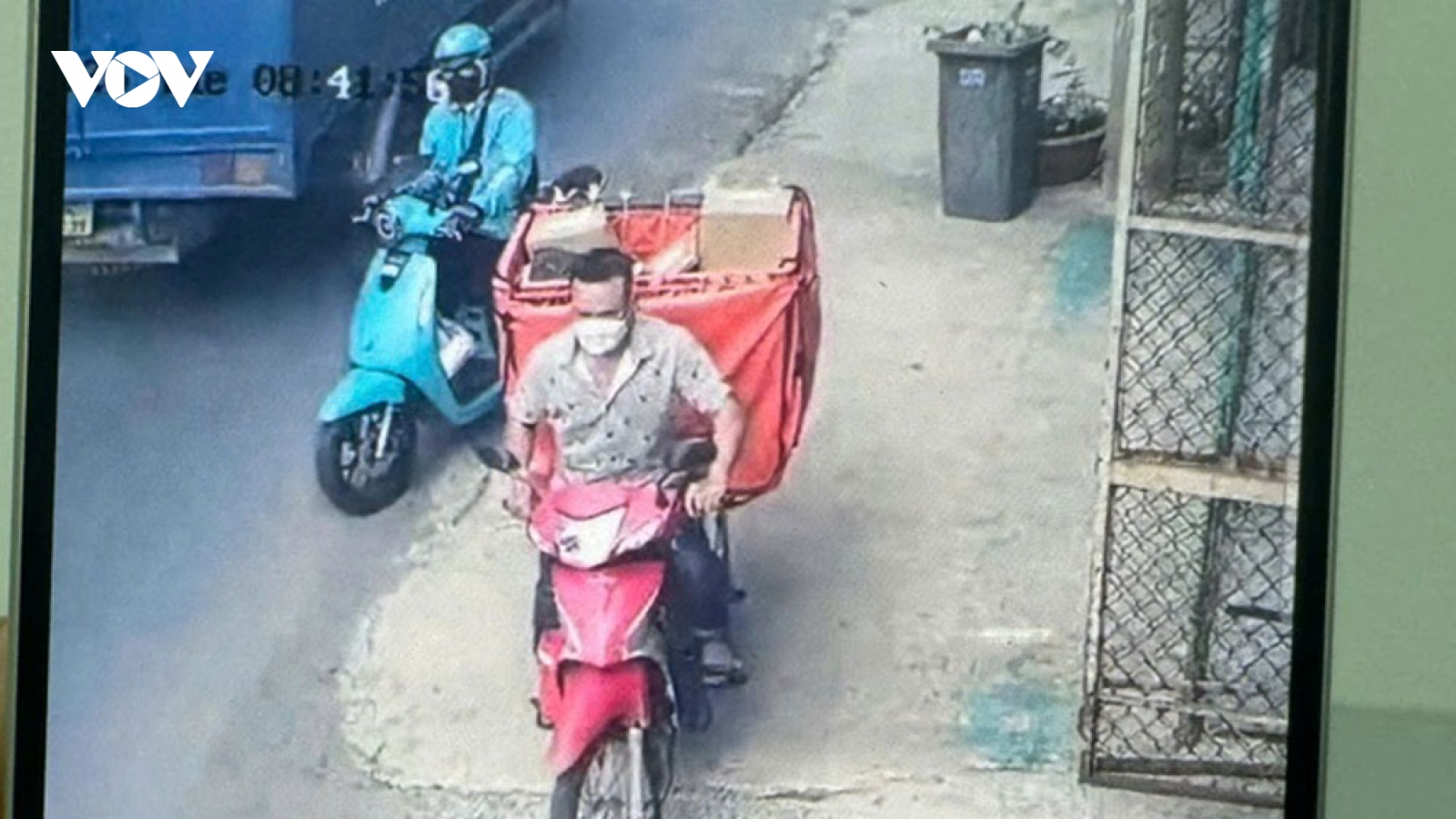 Truy bắt đối tượng trộm xe máy kèm thùng hàng của shipper ở Đồng Nai