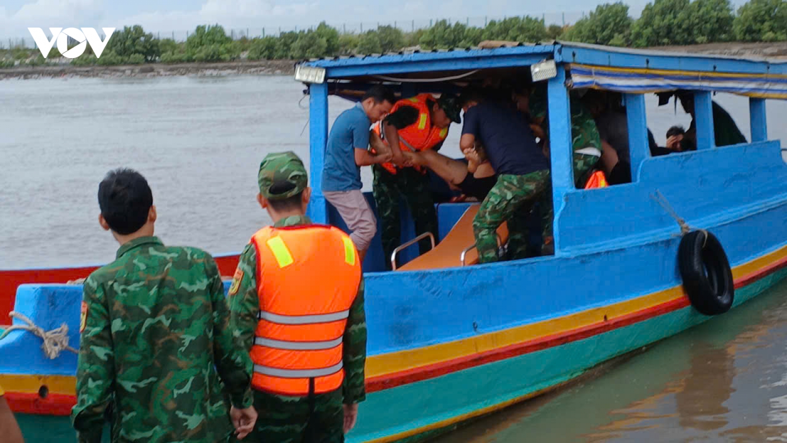 Cứu nhiều thuyền viên trên tàu cháy, chìm ngoài khơi ở Vĩnh Long