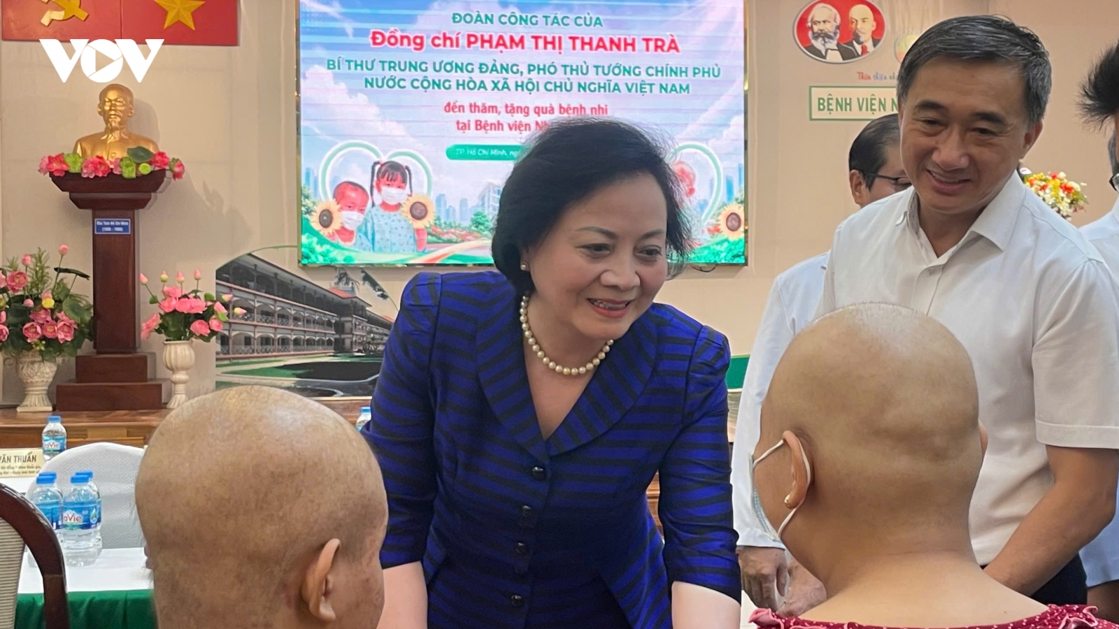 Phó Thủ tướng Phạm Thị Thanh Trà động viên bệnh nhi ung thư kiên cường điều trị
