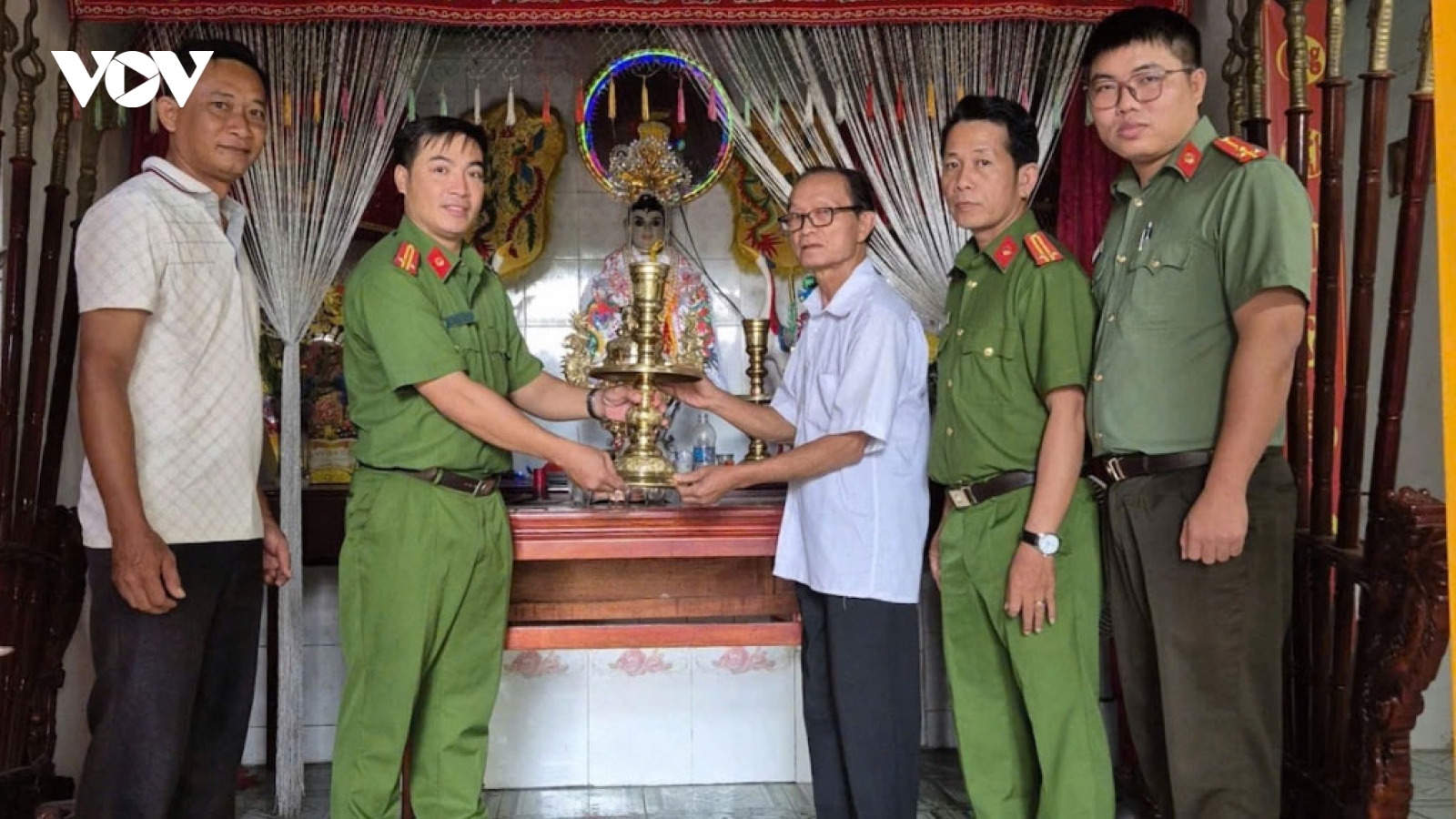 Trộm lư hương, chân đèn và dây chuyền vàng tại miếu Bà ở TP.HCM