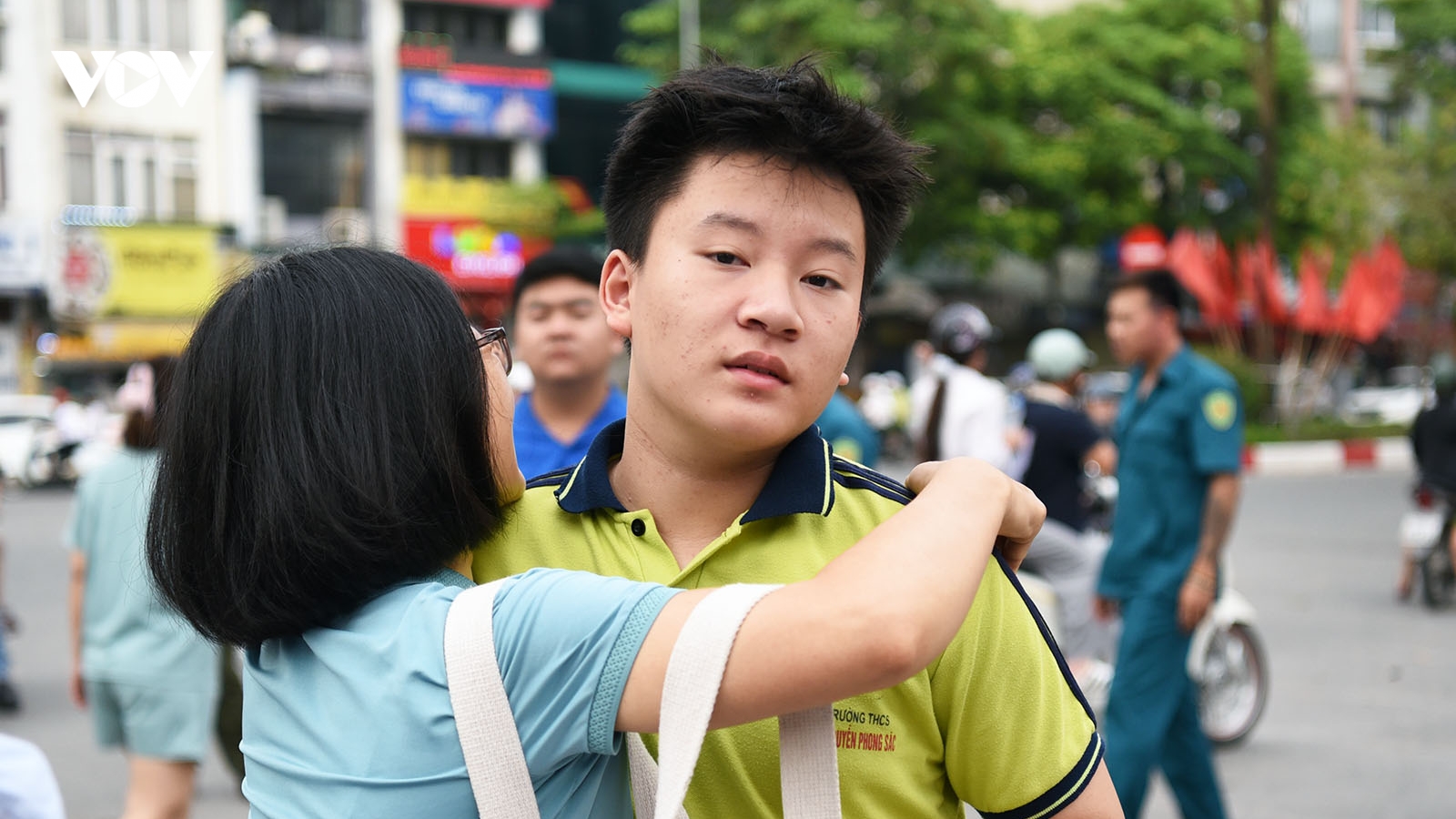 Mở đầu kỳ thi lớp 10 ở Hà Nội: Phụ huynh, thí sinh hồi hộp từ sáng sớm