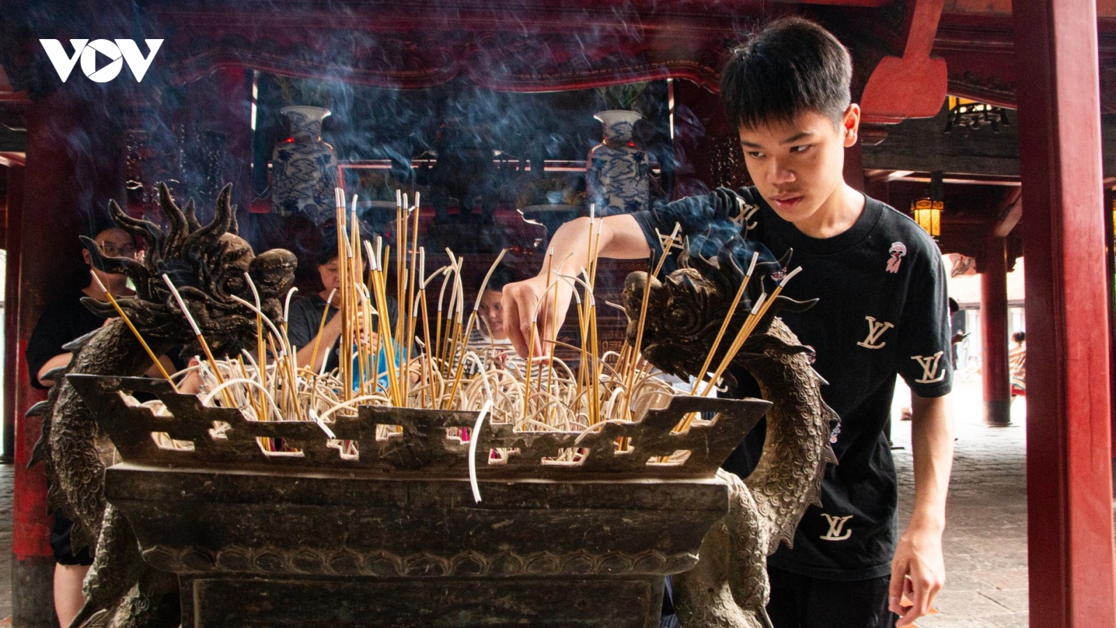 Mang hộp bút, thước kẻ, bóng đèn vượt đường xa đến Văn Miếu xin "vía" đỗ lớp 10