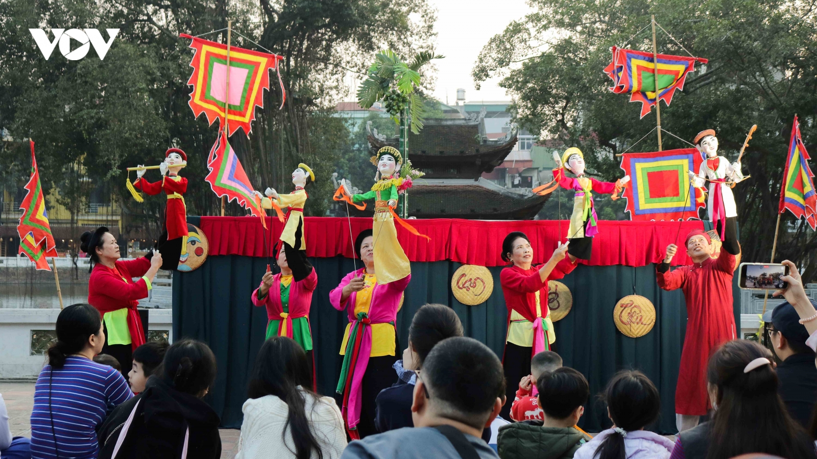Giữa thời đại số, trẻ nhỏ tìm về trò chơi dân gian ở Văn Miếu