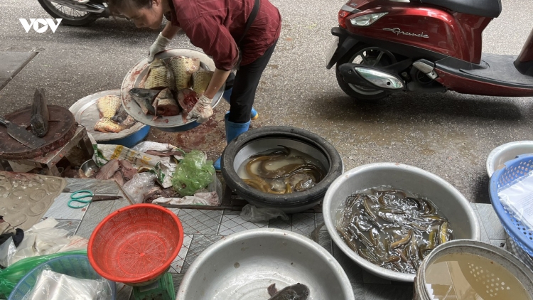 Hà Nội siết chặt vỉa hè, tiểu thương tìm cách xoay xở khi không gian bị thu hẹp