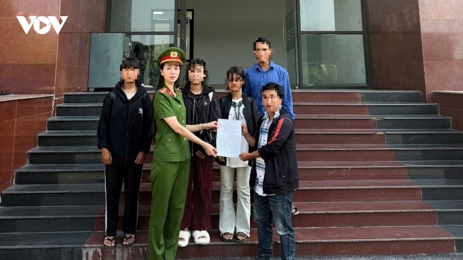 Giải cứu 3 thiếu nữ bị dụ dỗ "việc nhẹ, lương cao"