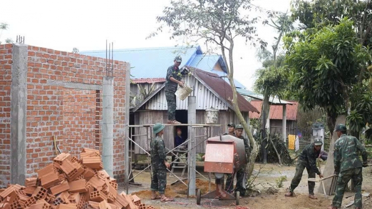 Gia Lai huy động quân đội xây mới và sửa chữa 76 nhà ở cho gia đình người có công