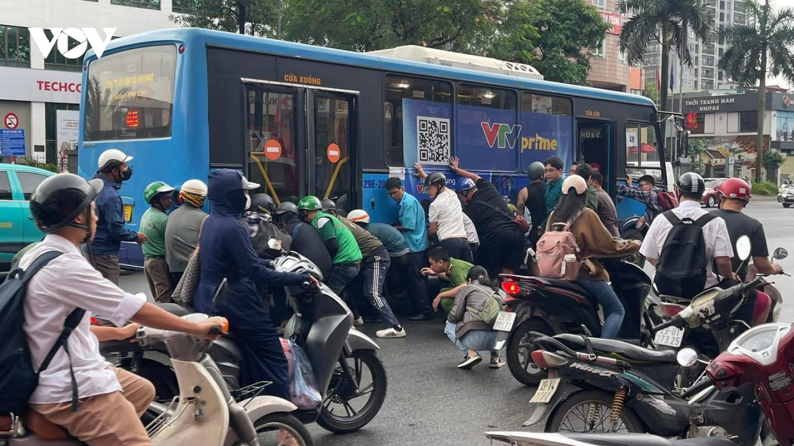 Khoảnh khắc người dân nâng xe buýt giải cứu người phụ nữ gặp nạn ở Hà Nội