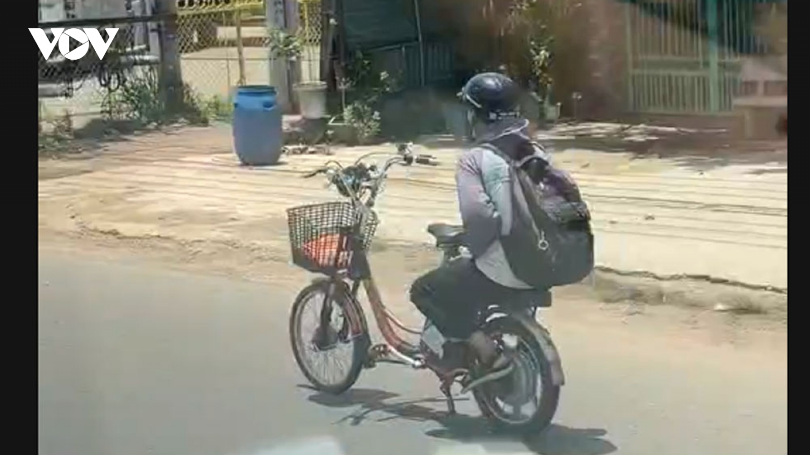 Thiếu niên buông cả hai tay khi đi xe đạp điện tại Đồng Nai