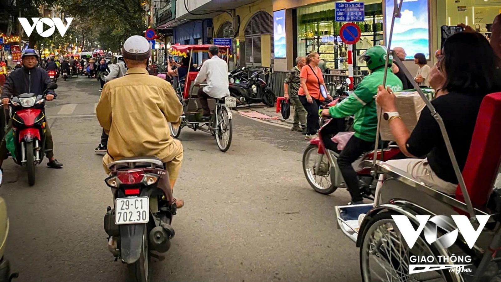 Siết xe ôm, shipper xe xăng vùng phát thải thấp, phương án chuyển đổi ra sao?