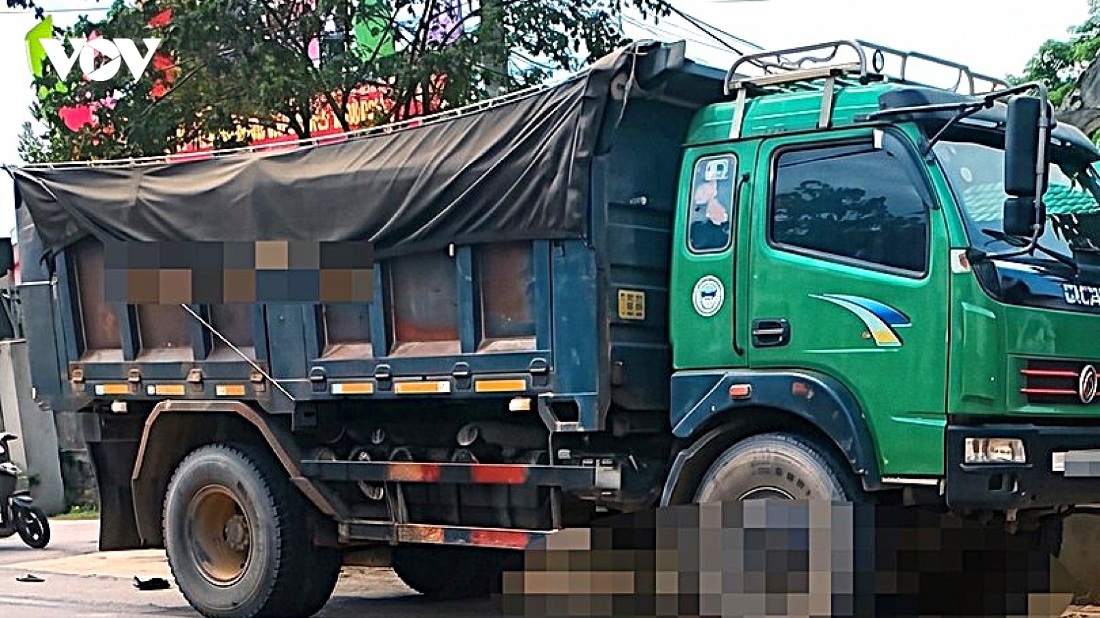 Xe máy điện va chạm với xe tải ở Hà Tĩnh, 2 người tử vong