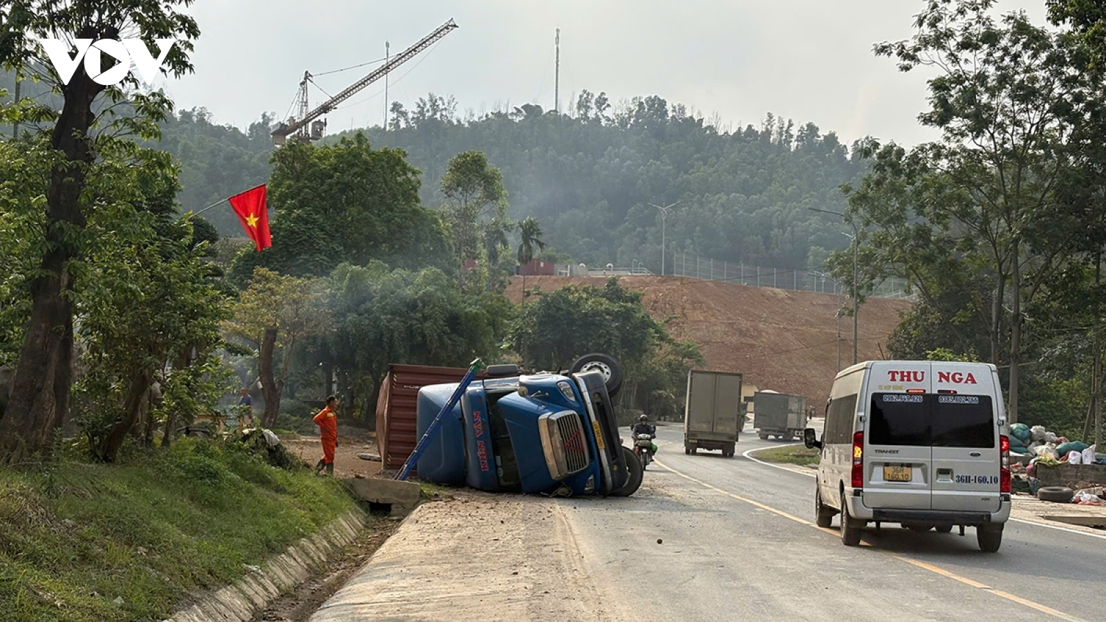 Phú Thọ: Xe tải lật nghiêng trên Quốc lộ 6 sau khi đâm nát dải phân cách