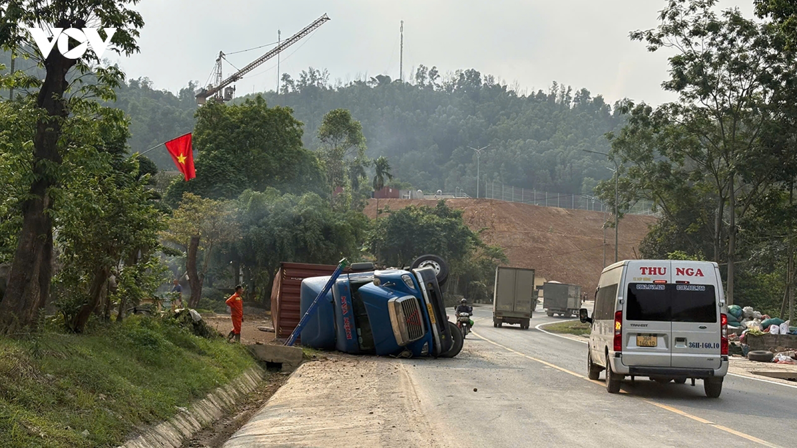 Phú Thọ: Xe tải lật nghiêng trên Quốc lộ 6 sau khi đâm nát dải phân cách