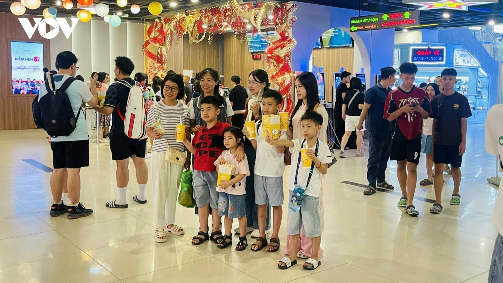 Hà Nội ngày lễ 1/5: Trung tâm thương mại vắng, người dân tận hưởng nhịp sống chậm