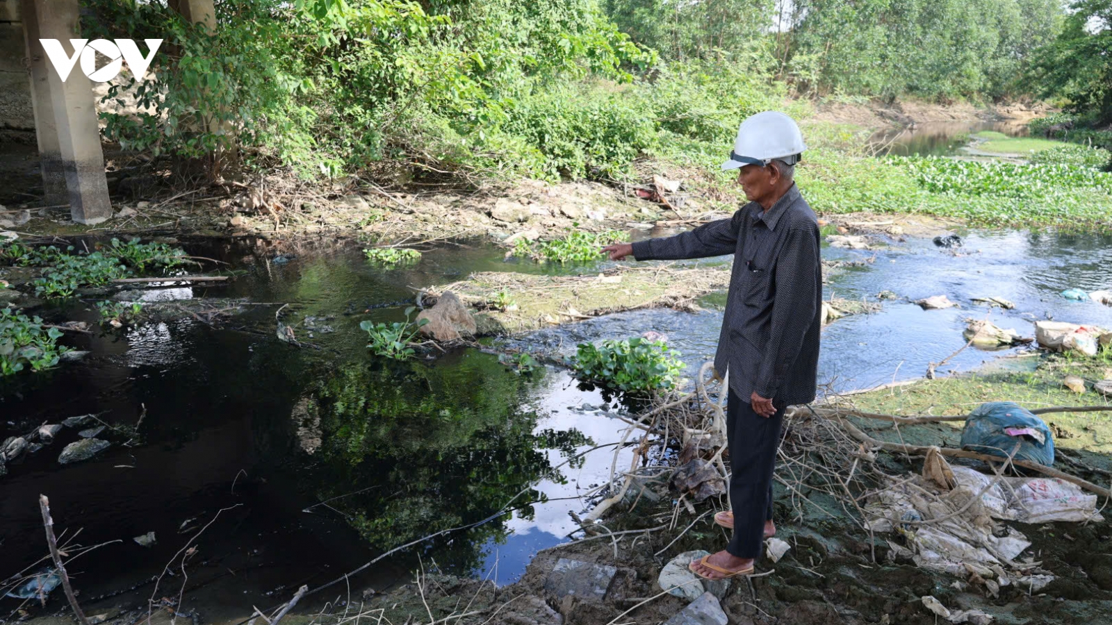 Truy nguồn, xử lý doanh nghiệp xả thải khiến dòng kênh đen kịt ở Quảng Ngãi