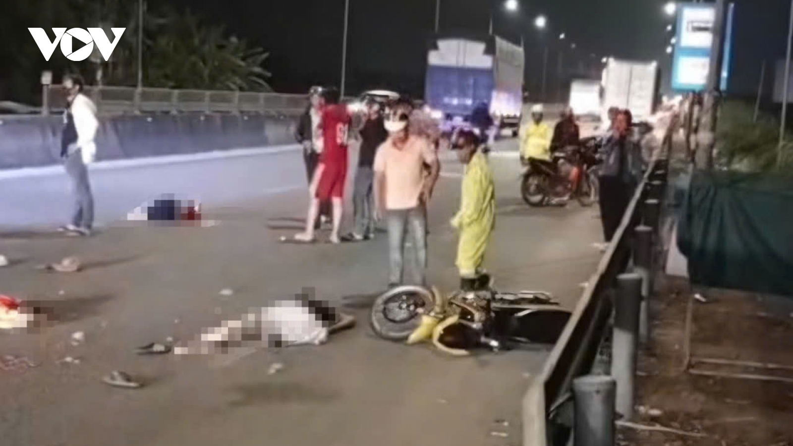 Quảng Ngãi: Tai nạn liên hoàn trên Quốc lộ 1A khiến 1 cháu bé tử vong