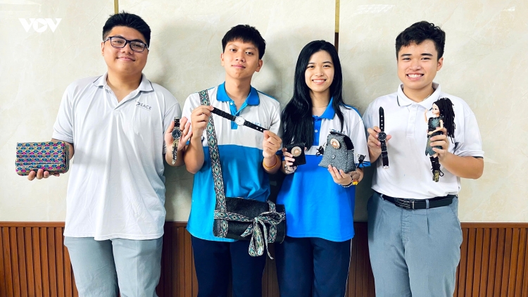 Học sinh Cần Thơ tái chế bã cà phê thành túi xách và phụ kiện da