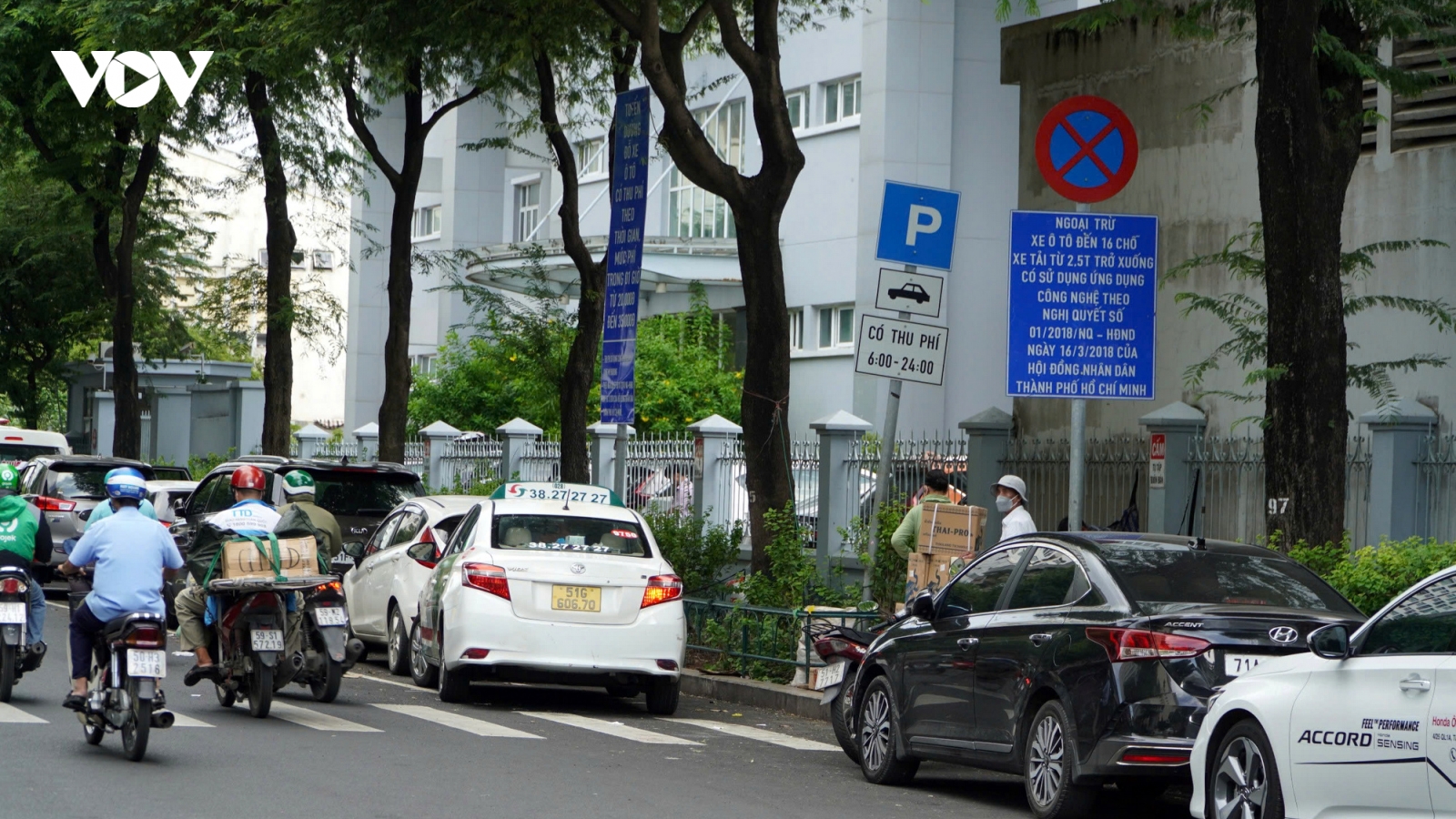 Phường đầu tiên tại TP.HCM thu phí đỗ xe “không chạm”, không cần nhân sự