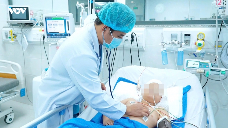 Bé gái 9 tuổi bị đột quỵ xuất huyết não nguy hiểm