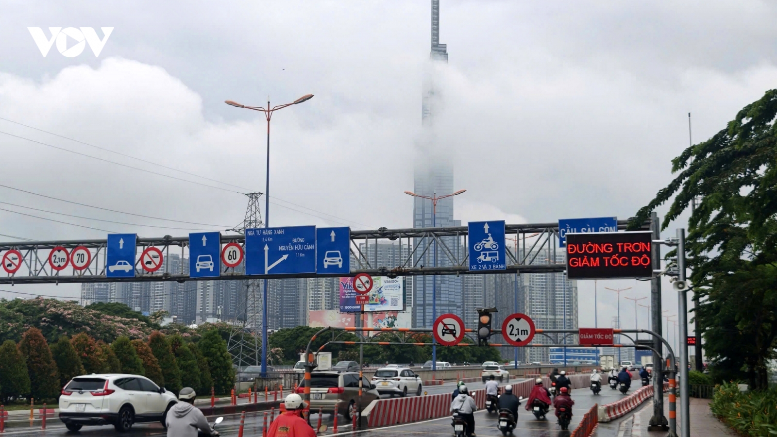 TP.HCM lắp loa cảnh báo trên cầu Sài Gòn để giảm tai nạn mùa mưa
