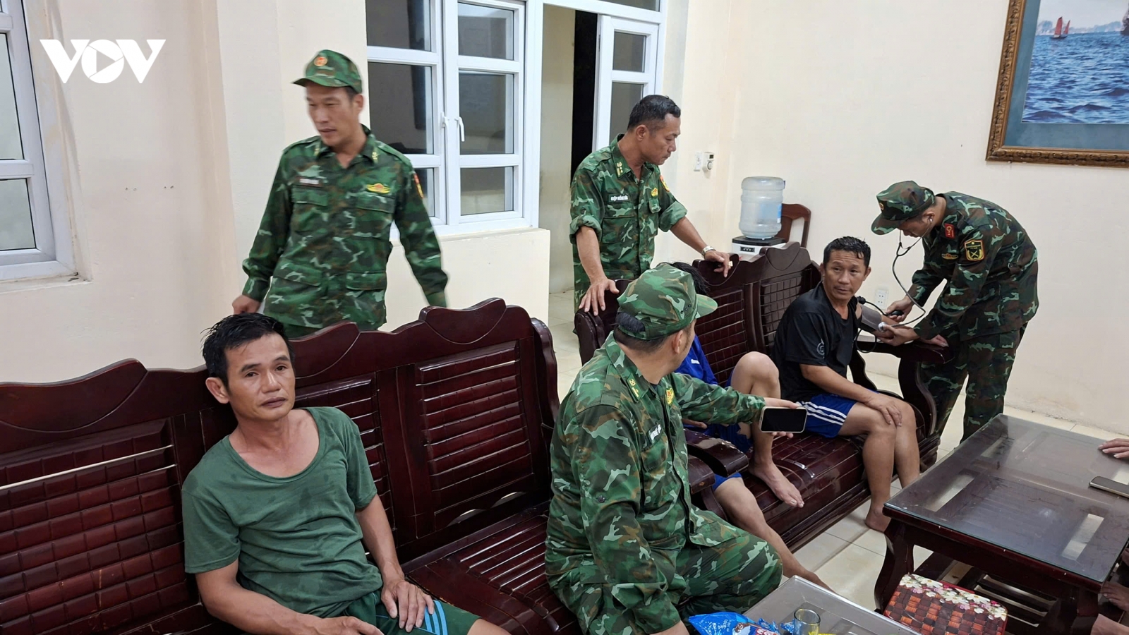 Cứu hộ thành công 9 thuyền viên bị chìm tàu giữa đêm ở Cô Tô, tỉnh Quảng Ninh