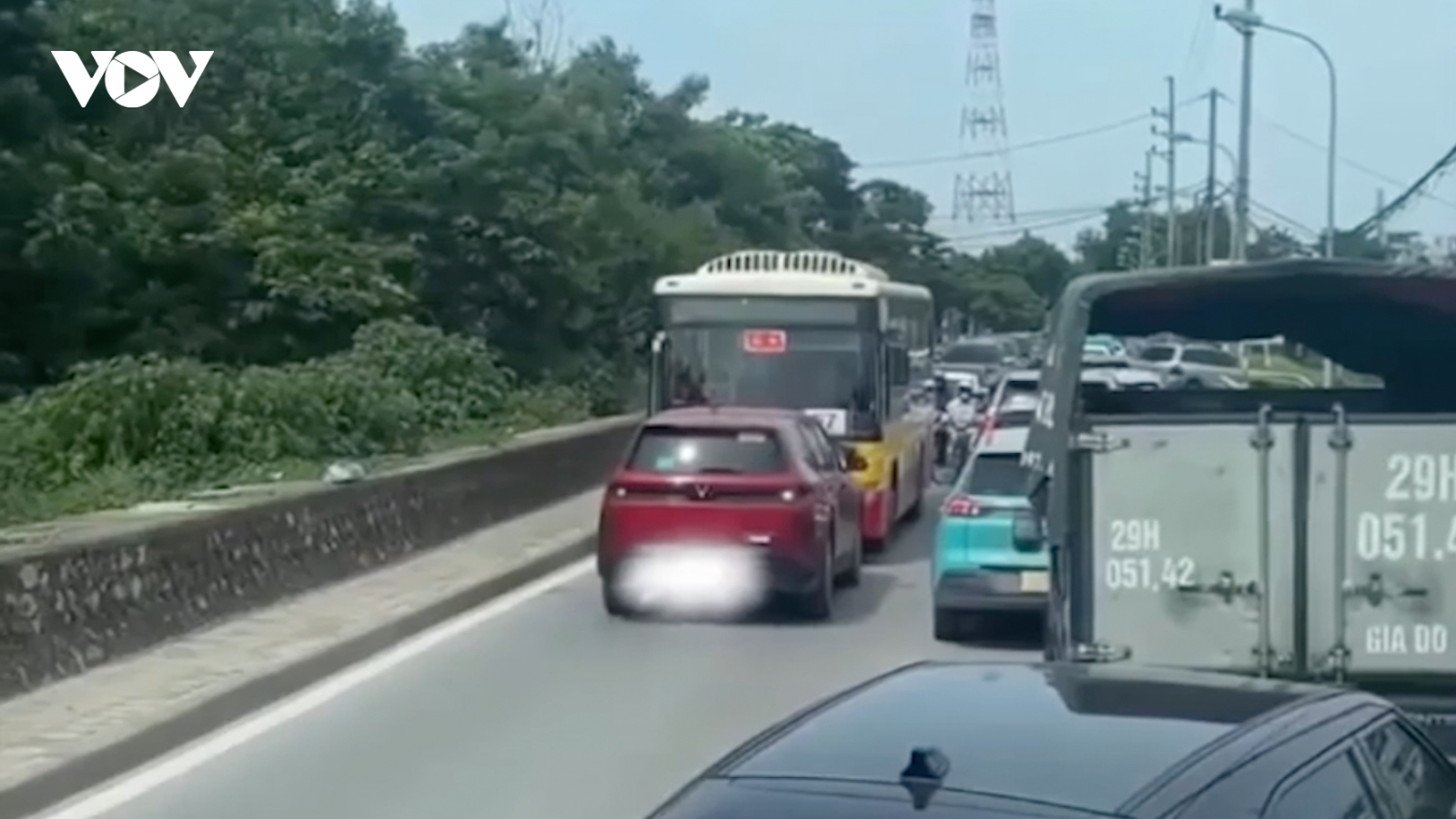 Đường tắc dài, tài xế ô tô "khôn lỏi" không chịu xếp hàng và cái kết