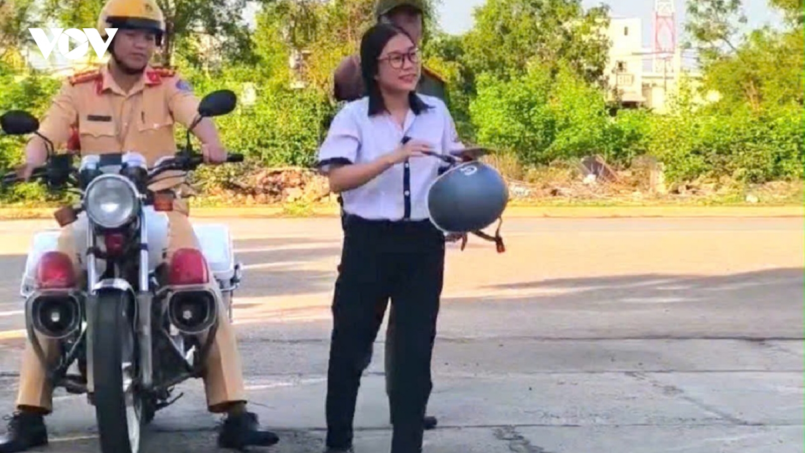 2 thí sinh ngủ quên, quên thẻ dự thi được hỗ trợ đến điểm thi kịp thời ở Lâm Đồng