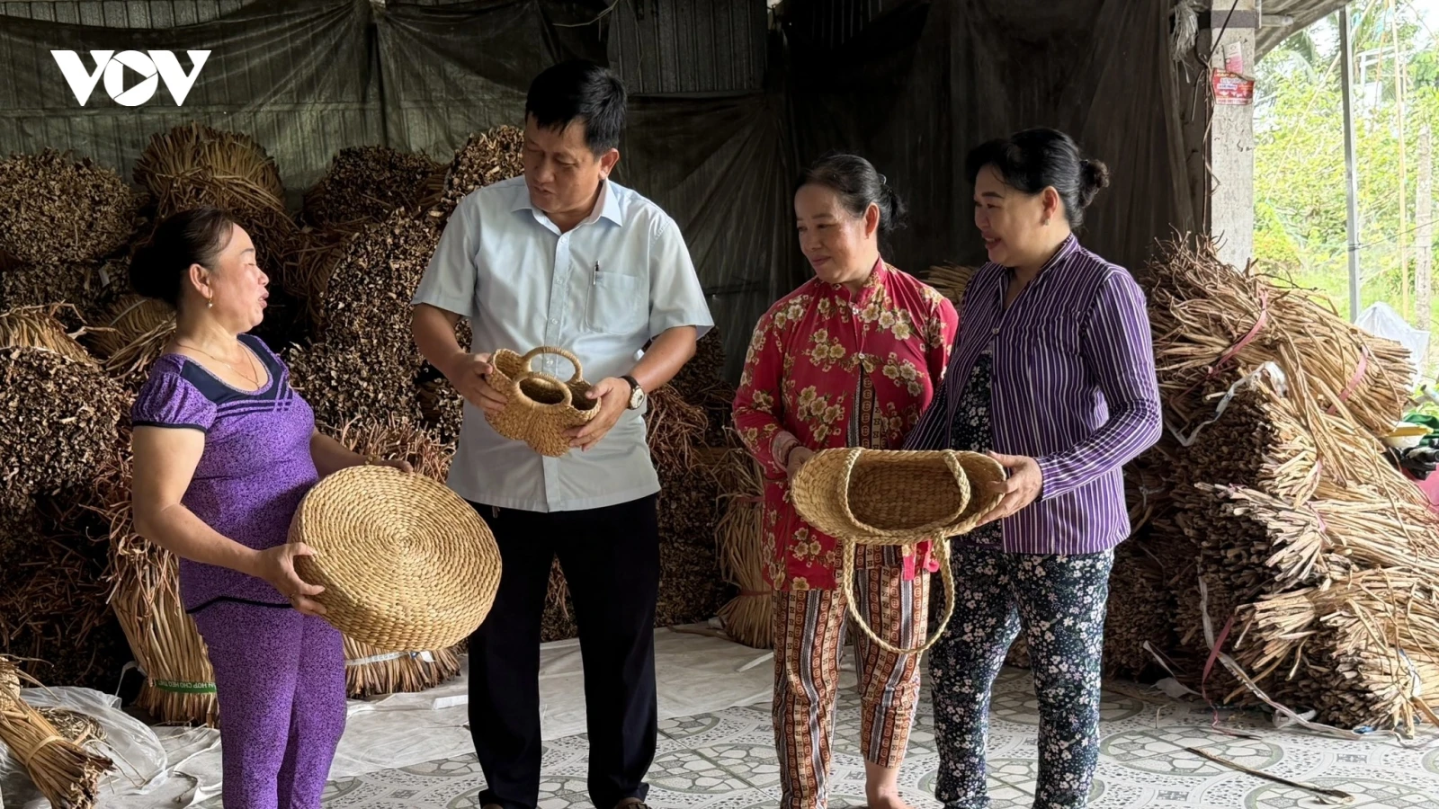Làm giàu từ cọng lục bình trôi nổi