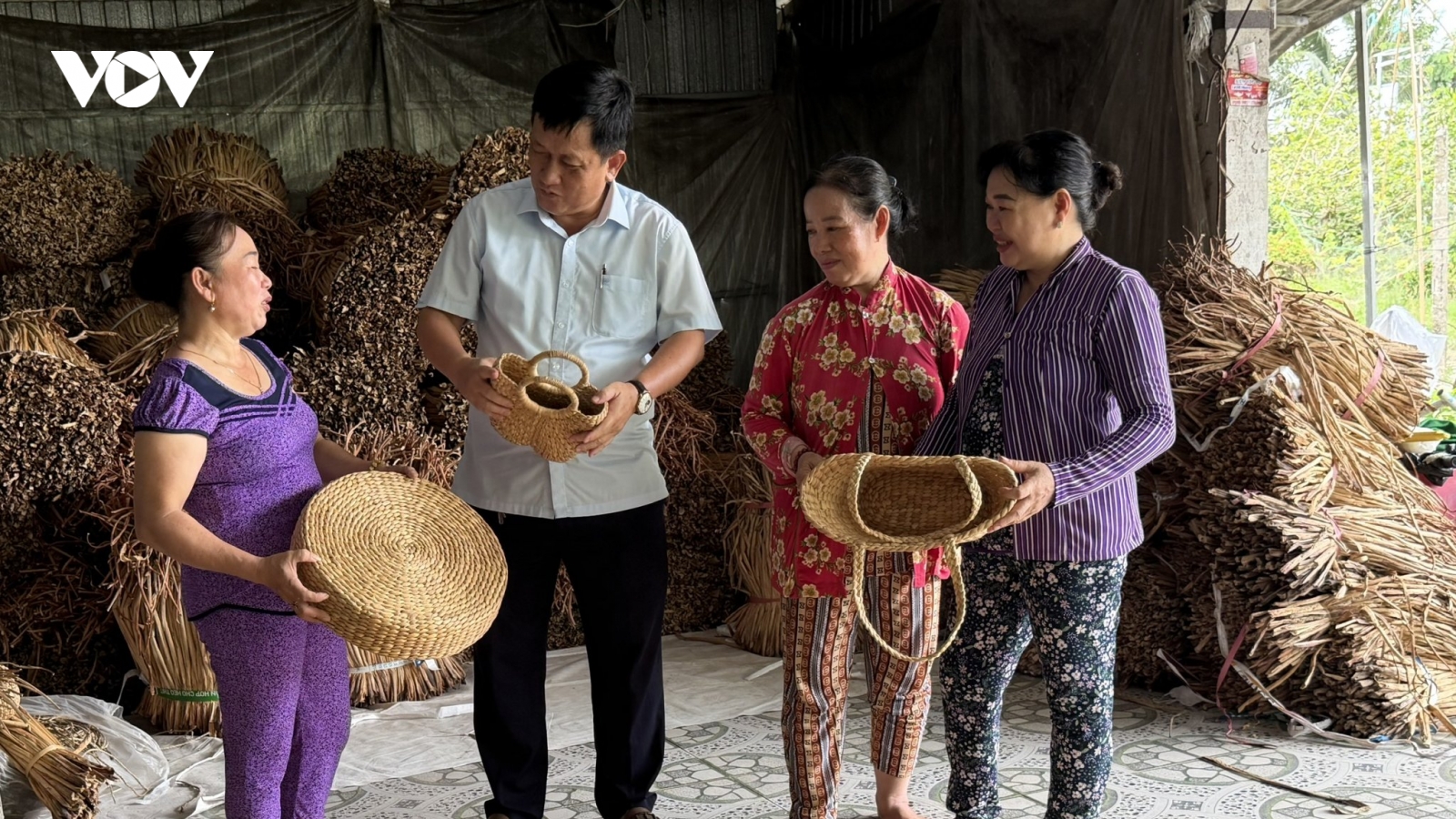 Làm giàu từ cọng lục bình trôi nổi