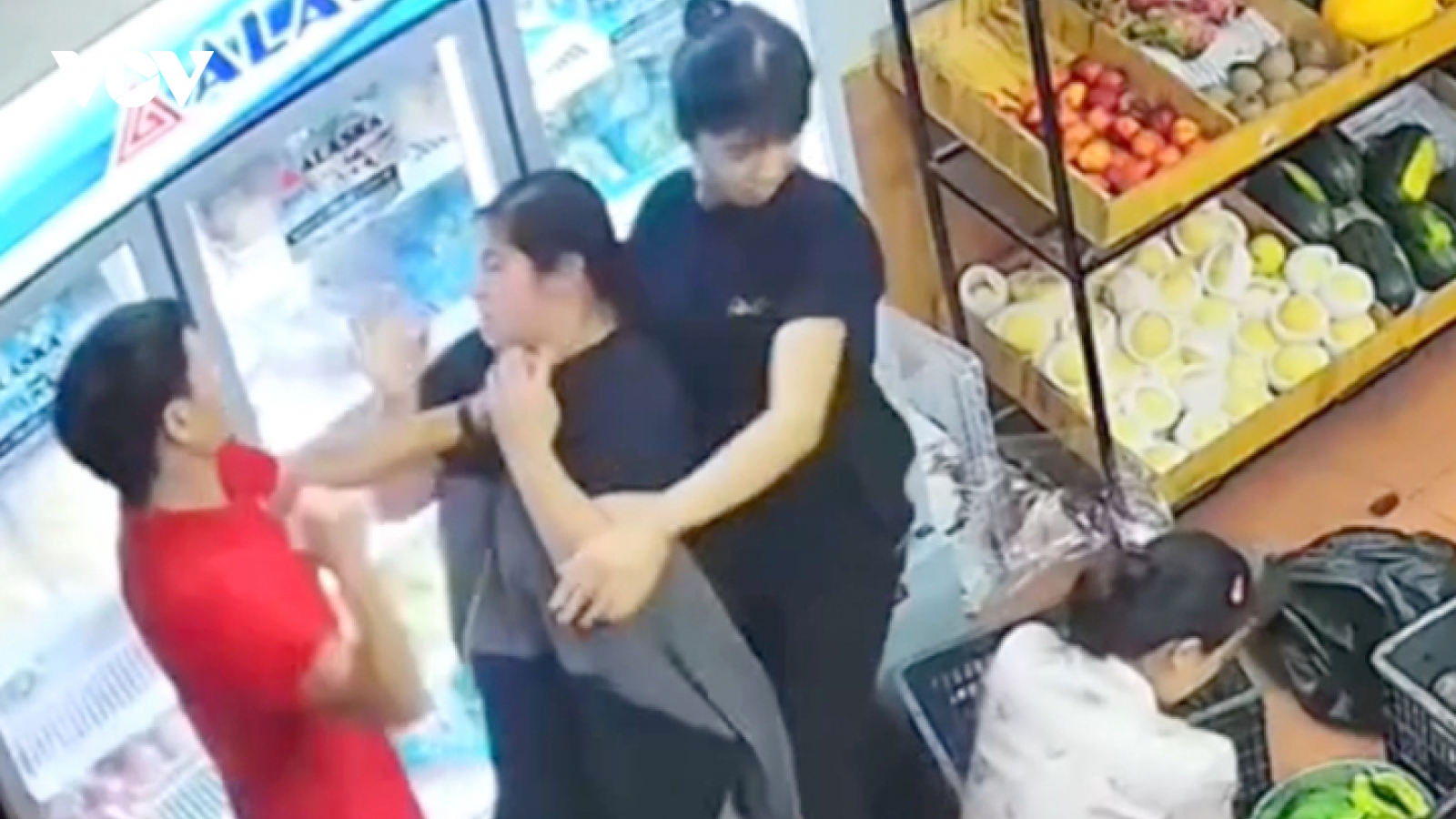Công an yêu cầu người hành hung thai phụ tại cửa hàng hoa quả ra trình diện
