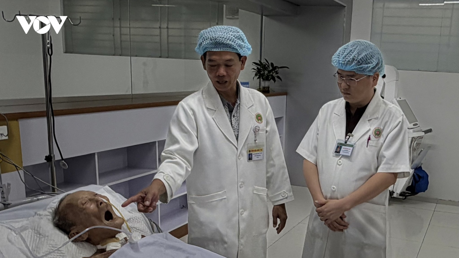 Phẫu thuật cứu sống cụ ông 100 tuổi bị thủng túi thừa đại tràng