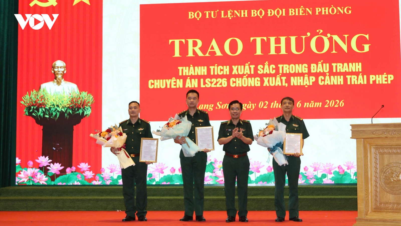 Khen thưởng tập thể, cá nhân có thành tích phá chuyên án xuất nhập cảnh trái phép