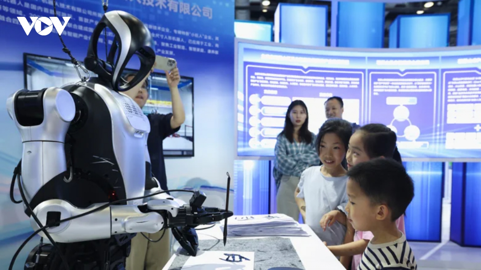 Trung Quốc vội vã tạo hệ thống định danh cho robot hình người vì "quá nhiều"