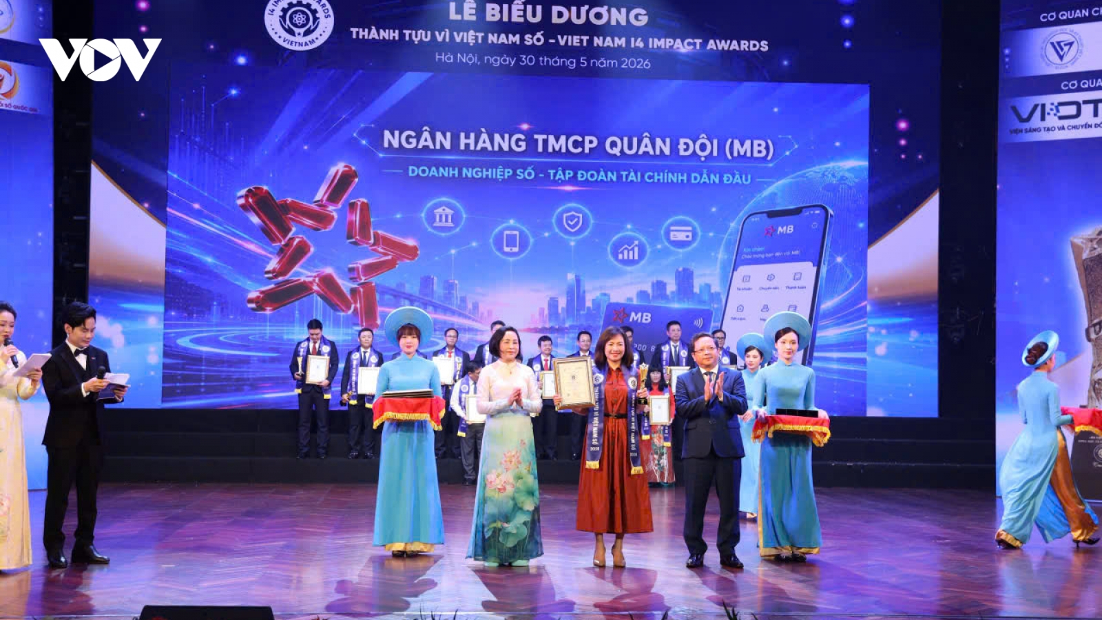 BIZ MBBank được vinh danh tại lễ biểu dương thành tựu tác động vì Việt Nam số 2026