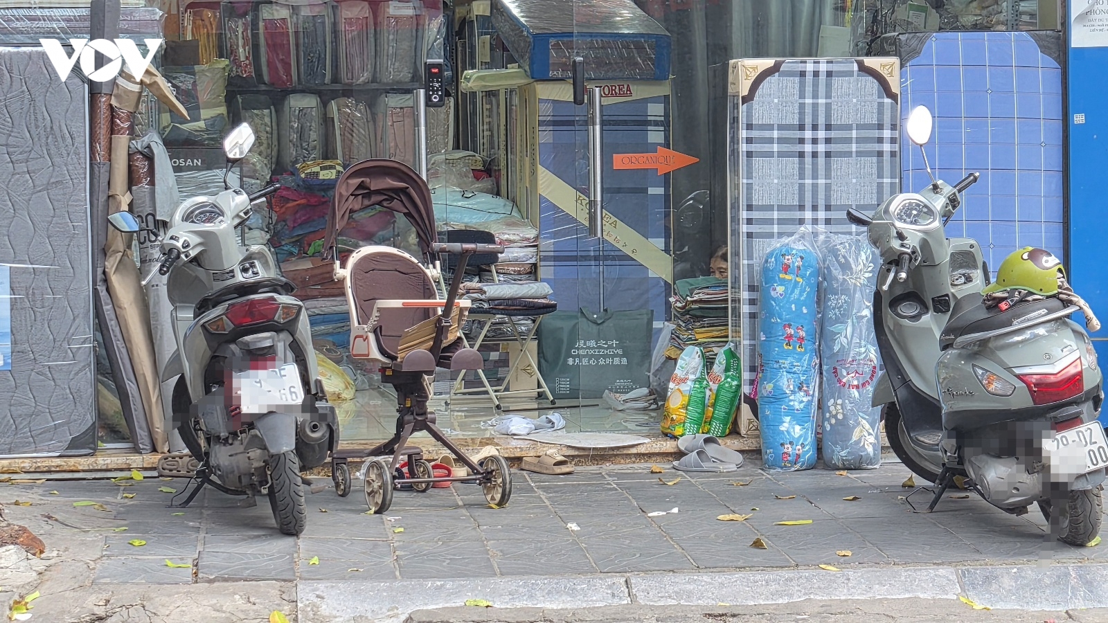 Chuyện vỉa hè trước cửa nhà không phải chuyện đỏ đen, nhưng đen thôi, đỏ quên đi!