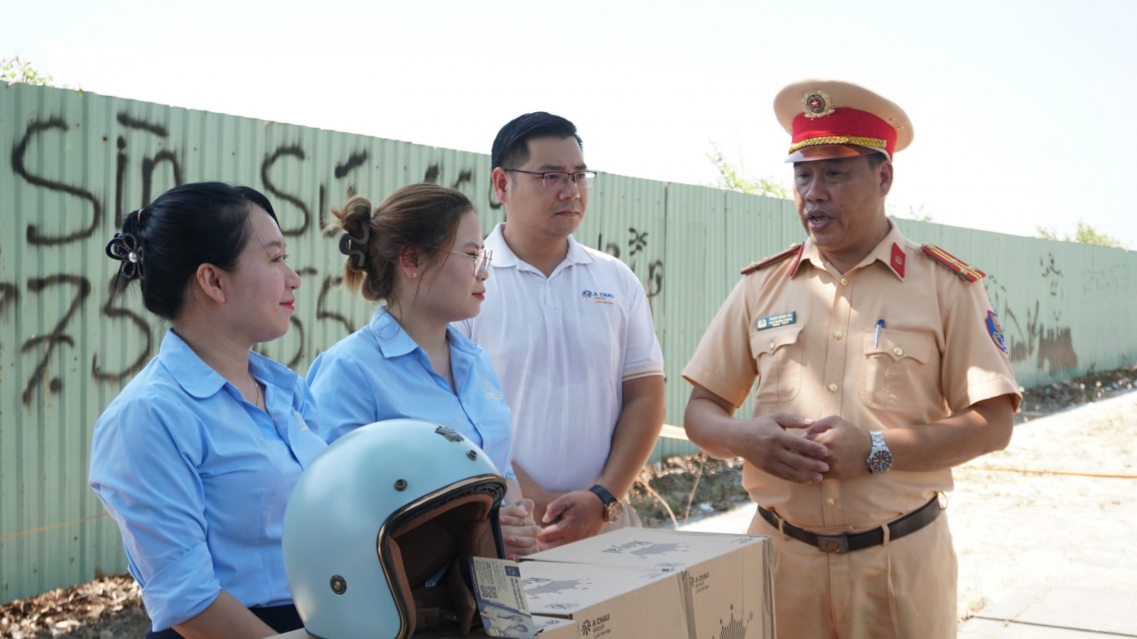2.000 mũ bảo hiểm đạt chuẩn được CSGT trao tận tay người đi đường ở Đà Nẵng