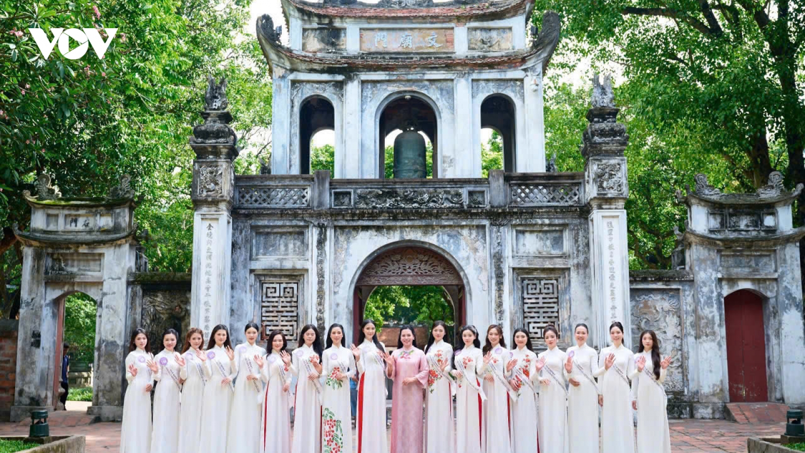 20 thí sinh Hoa hậu Di sản Áo dài Việt Nam toàn cầu dâng hương tại Văn Miếu