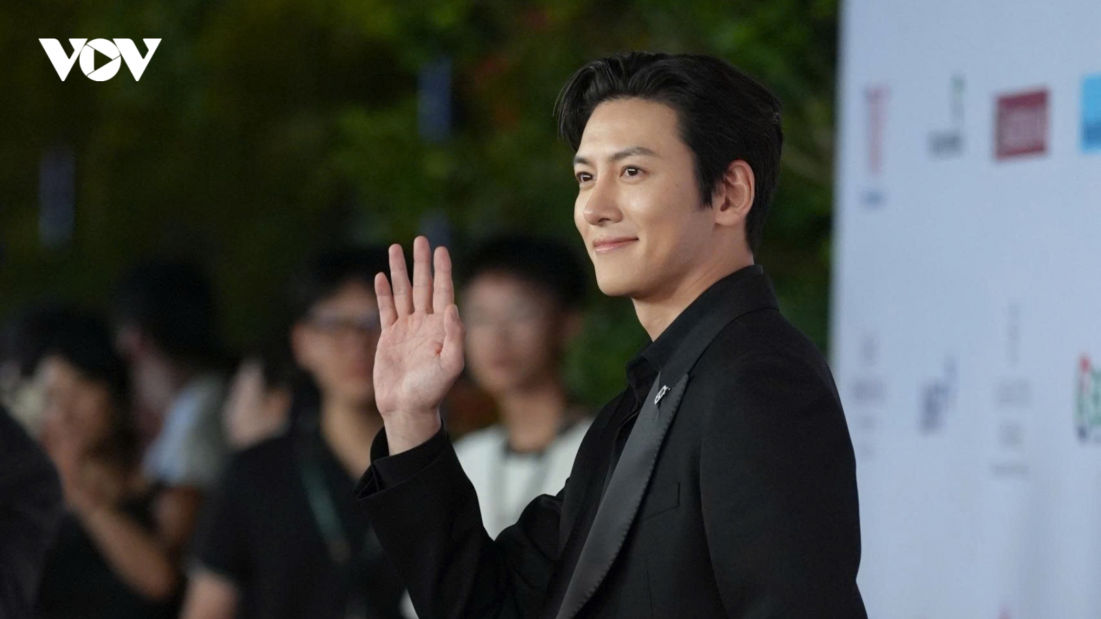 Ji Chang Wook gây sốt khi xuất hiện trên thảm đỏ DANAFF IV